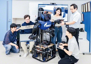 人間とロボットが支え合う未来へ――ヒューマン支援ロボット「SOBIT（ソビット）」の研究に取り組む学生たち
