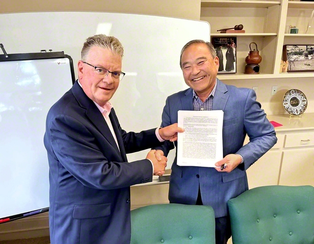 アメリカ創価大学モントレー国際大学院として新出発する同意書に署名したSUAのアーチ・アサワ主任副学長㊨と、ミドルベリー大学のデイビッド・プロヴォスト主任副学長　©Soka　University　of　America