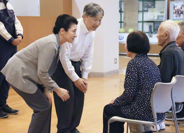 熊本地震の避難所「桜十字ホールやつしろ」を訪れ、被災者と懇談される天皇、皇后両陛下＝熊本県八代市で（代表撮影）