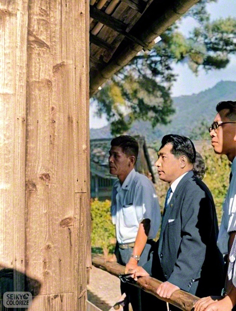 本紙で小説『高杉晋作』が連載されていた1964年8月27日、池田先生は山口県萩市にある松下村塾の史跡を視察した（※今回掲載されているカットは、モノクロ〈白黒〉でしか見られなかった聖教新聞社所蔵の写真を、編集部の責任のもと、AI〈人工知能〉を活用してカラー化したものです）