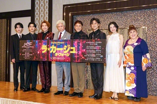 左から山田健登、内海啓貴、佐藤隆起、鹿賀丈史、市村正親、石丸幹二、潤花、森公美子