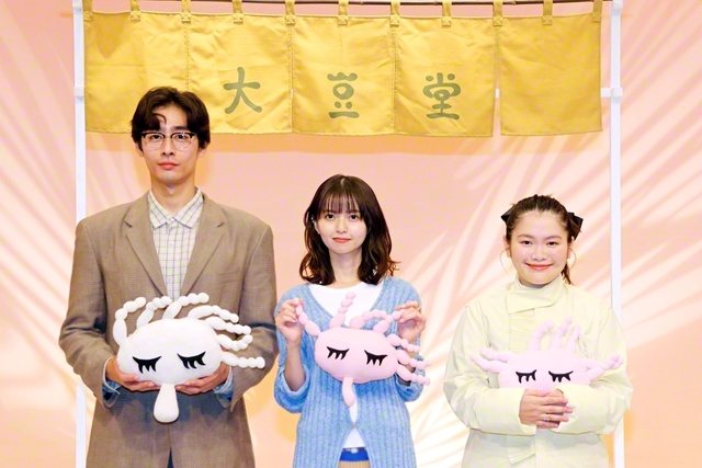 W主演の齋藤飛鳥㊥と富田望生㊨、共演の濱尾ノリタカ