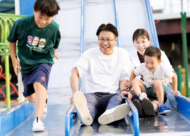 この信仰を持つ人は強い人――今はそう思える。最高の同志である家族と（左から長男・正也さん、高野さん、妻・由季子さん、次男・朗都くん）