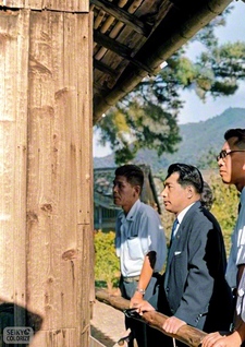 本紙で小説『高杉晋作』が連載されていた1964年8月27日、池田先生は山口県萩市にある松下村塾の史跡を視察した（※今回掲載されているカットは、モノクロ〈白黒〉でしか見られなかった聖教新聞社所蔵の写真を、編集部の責任のもと、AI〈人工知能〉を活用してカラー化したものです）