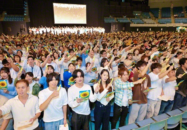 千葉のユースアクションフェス「KOTOBA　Fes」のフィナーレでは、1500人の「新しい青年世代」が力強く合唱を。度重なる水害にも負けない、希望の決意が光った（先月27日、千葉ポートアリーナで）