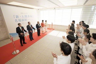 「『新・人間革命』名場面展――欧州・アフリカ編」の開幕式。長谷川理事長、永石総合女性部長らと共に、挿絵を担当した内田氏（左から2人目）がテープカット（創価文化センターで）