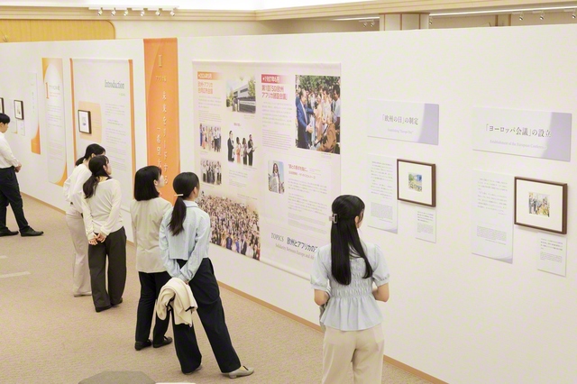 山本伸一の励ましの世界に触れられる名場面展。欧州やアフリカにちなんだボードゲームや民族楽器などを楽しめるコーナーも（同）