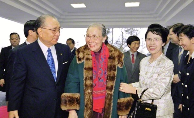 再会を喜び合う方召麐氏と池田先生ご夫妻（1997年2月17日、香港SGI総合文化センターで）