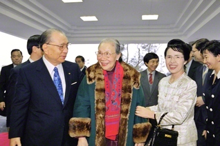 再会を喜び合う方召麐氏と池田先生ご夫妻（1997年2月17日、香港SGI総合文化センターで）