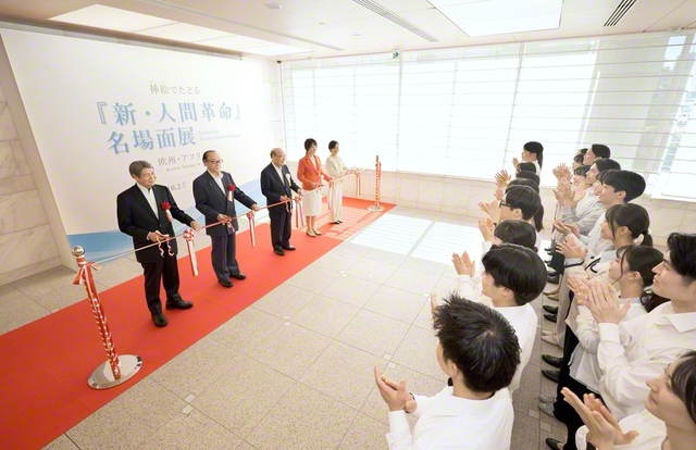 「『新・人間革命』名場面展――欧州・アフリカ編」の開幕式。長谷川理事長、永石総合女性部長らと共に、挿絵を担当した内田氏（左から2人目）がテープカット（創価文化センターで）