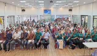 御書研さんを通して広布前進を約し合ったカンボジアの教学研修会（8月30日、カンボジア文化会館で）