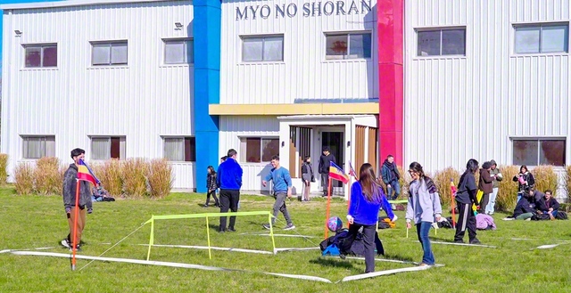 スポーツを楽しみ、笑顔で交流を深める参加者