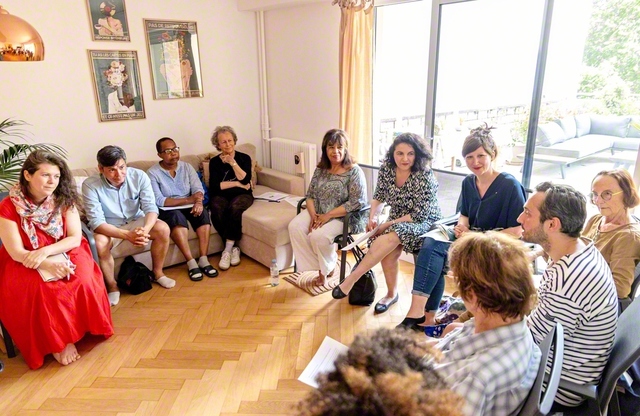 温かな交流を広げるフランスSGIの座談会。各地で座談会を軸に励ましを重ね、新たな青年が陸続と立ち上がっている（2025年5月、ソー市内で）