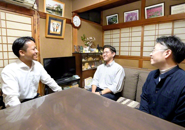 星関東男子部長㊧が、千葉・松戸黄金県の伊藤匡さん㊥を温かく励ます（松戸市内で）