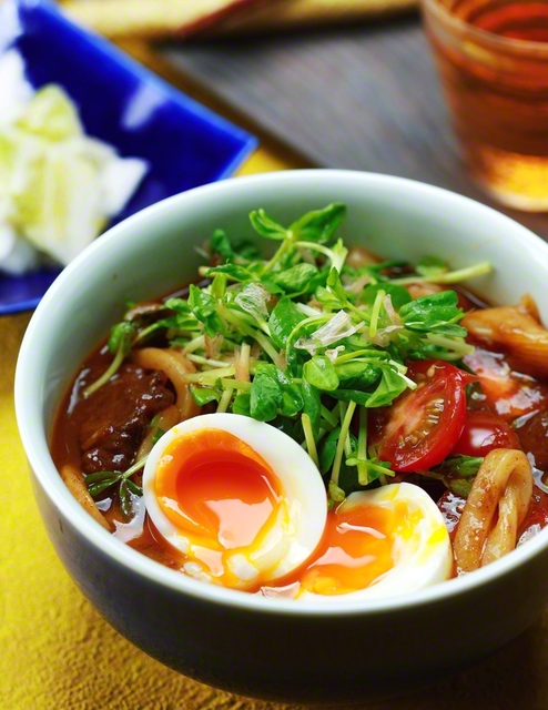【彩りトッピングのカレーうどん】1人分　約469kcal　タンパク質16・8g　塩分3・9g