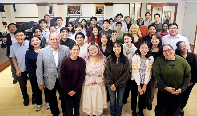 世界広布の先駆の使命を果たす時は「今」！――ニューヨーク文化会館に集った学生部の友が谷川SGI理事長らと誓いのカメラに。会合では、スティーブン・ザパタさんが体験発表した