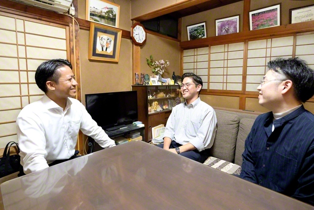星関東男子部長㊧が、千葉・松戸黄金県の伊藤匡さん㊥を温かく励ます（松戸市内で）