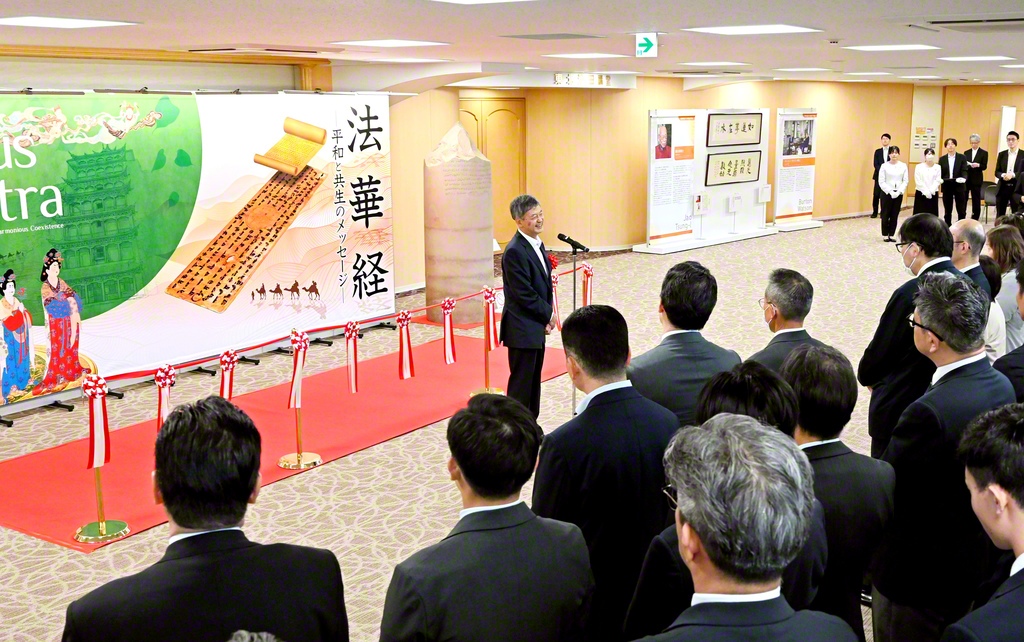 東北の「法華経――平和と共生のメッセージ」展の開幕式。多数の来賓が祝福した（東北文化会館で）