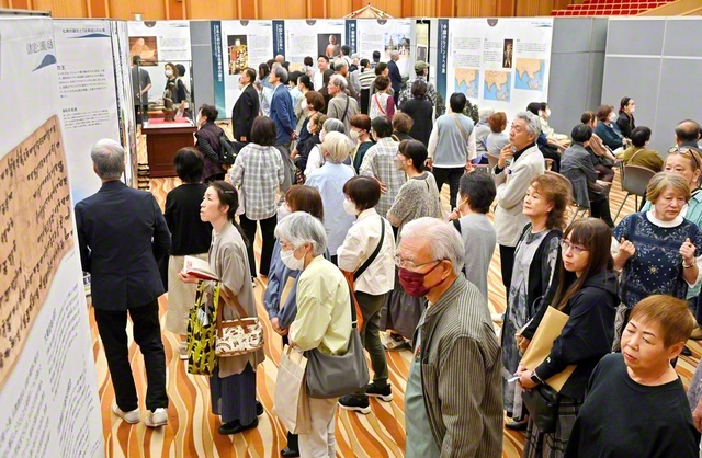 現代を照らす“希望の経典”である法華経を視覚的に紹介。多くの鑑賞者でにぎわった（同）