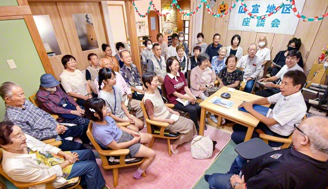 毎回、多くの友人が参加する和歌山城圏・広宣地区の座談会。有本光生地区部長、三木加津美地区女性部長は語る。「友人の皆さんが参加してくださることで、座談会は常に新鮮な息吹に満ちあふれています。これからも、内外の垣根を越えた集いを開催していきます」