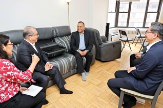 ビベック・ドゥベイさん（左から3人目）と語り合う谷川SGI理事長（同2人目）