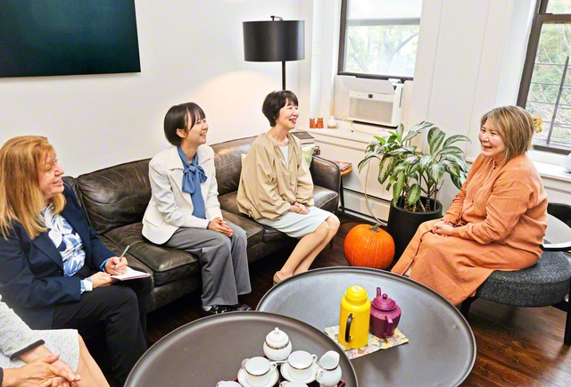 那須SGI女性部長（右から2人目）がミナコ・コギンズさん（右端）と和やかに