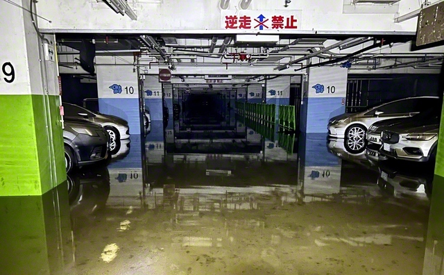 大雨によって地下駐車場で浸水被害が発生（2025年9月16日、三重県四日市市内、国交省提供）