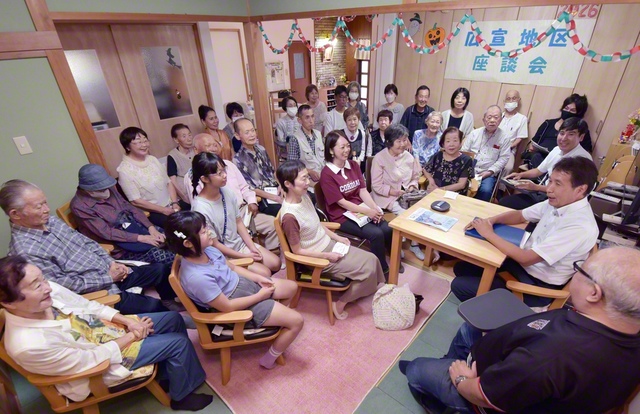 毎回、多くの友人が参加する和歌山城圏・広宣地区の座談会。有本光生地区部長、三木加津美地区女性部長は語る。「友人の皆さんが参加してくださることで、座談会は常に新鮮な息吹に満ちあふれています。これからも、内外の垣根を越えた集いを開催していきます」