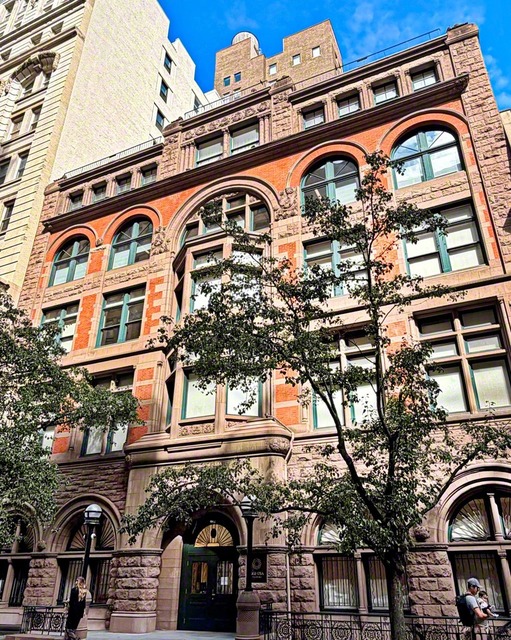 ニューヨーク文化会館の外観。明年で建造140年となる市の文化財を会館として使用している
