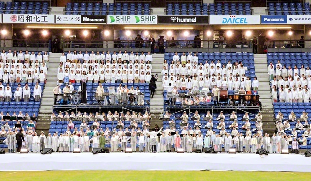 女性部のあけぼの合唱団（大阪）、チェリーコーラス（京都）、ひまわり合唱団（兵庫）、関西少年少女合唱団（大阪）、京都さくら少年少女合唱団、兵庫県ノーベル少年少女合唱団、音楽隊の関西男声合唱団が学会歌「母」を大合唱（大阪・吹田市のパナソニックスタジアム吹田で）