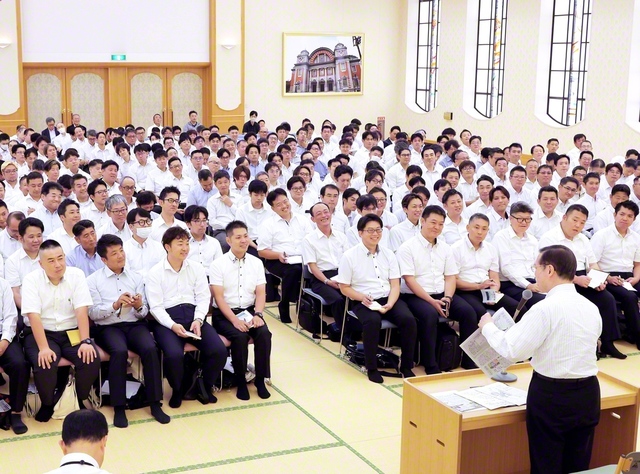 「大阪の戦い」から70年――総大阪のヤング壮年部の代表に講義を行う池田主任副会長（9月27日、関西文化会館で）