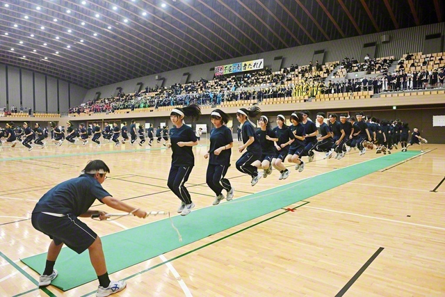 東京中の体育祭で行われた大縄跳び。3年生が息を合わせて仲間と一斉にジャンプ！（2日）