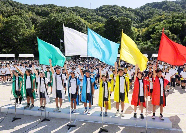 梯団長の高らかな選手宣誓でスタートした関西中の競技大会。宝の友情を深め合った（2日）
