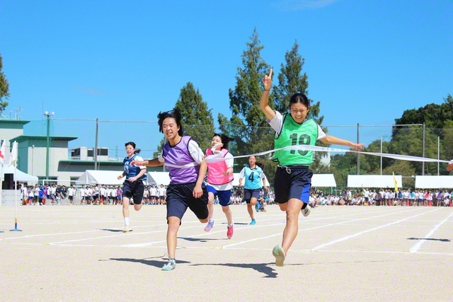 関西高の競技大会では、伝統の「創立者賞レース」で、生徒らが勢いよくグラウンドを駆け抜けた（3日）