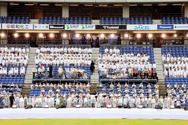 女性部のあけぼの合唱団（大阪）、チェリーコーラス（京都）、ひまわり合唱団（兵庫）、関西少年少女合唱団（大阪）、京都さくら少年少女合唱団、兵庫県ノーベル少年少女合唱団、音楽隊の関西男声合唱団が学会歌「母」を大合唱
