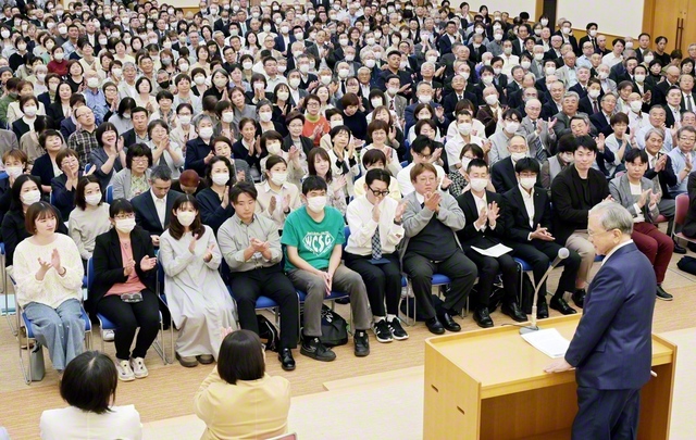 秋田全県から喜々として代表が集い、新出発した記念総会。会合では秋田県和楽合唱団が学会歌「広布に走れ」を歌った（秋田文化会館で）