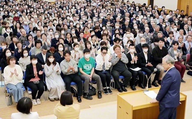 秋田全県から喜々として代表が集い、新出発した記念総会。会合では秋田県和楽合唱団が学会歌「広布に走れ」を歌った（秋田文化会館で）