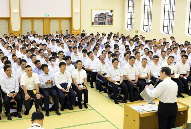 「大阪の戦い」から70年――総大阪のヤング壮年部の代表に講義を行う池田主任副会長（9月27日、関西文化会館で）