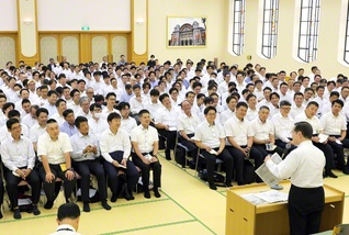 「大阪の戦い」から70年――総大阪のヤング壮年部の代表に講義を行う池田主任副会長（9月27日、関西文化会館で）
