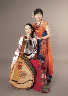 本名陽子さん㊨とナターシャ・グジーさん㊧