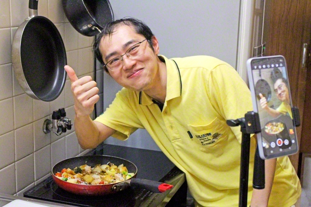 携帯で撮影しながら、流れるようにアヒージョを調理する樫原さん