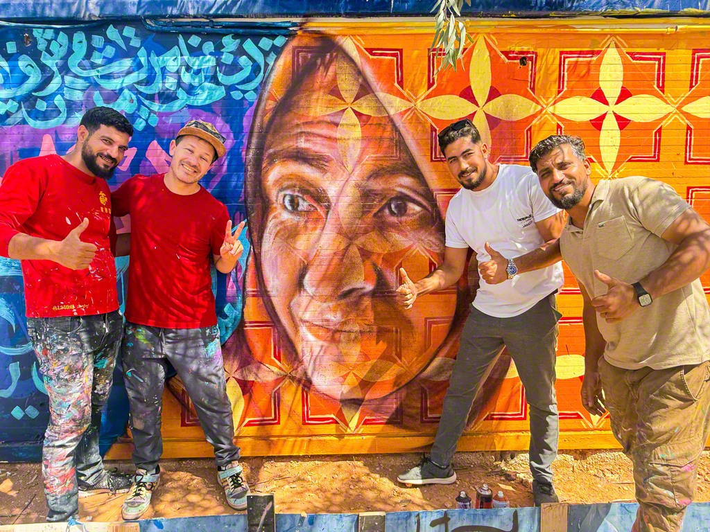 ヨルダンの難民キャンプで、一緒に壁画を制作した仲間たちと（左から2人目がバーグナーさん）