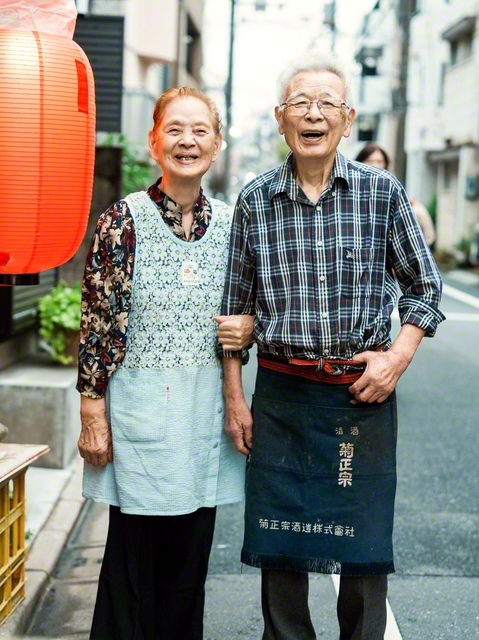 赤ちょうちんの向こうで笑顔をともし続けた宍戸秀夫さん・信子さん夫婦