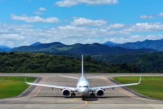 島根県西部の空の玄関口「萩・石見空港」。さあ、広布の大空へ、喜び勇んで出発！＝島根・瀧野信一通信員