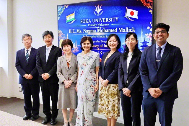 マリック駐日インド大使（中央）一行と、創価大学の鈴木学長（左から3人目）らが記念のカメラに