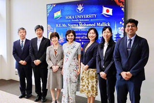 マリック駐日インド大使（中央）一行と、創価大学の鈴木学長（左から3人目）らが記念のカメラに
