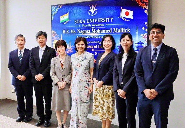マリック駐日インド大使（中央）一行と、創価大学の鈴木学長（左から3人目）らが記念のカメラに