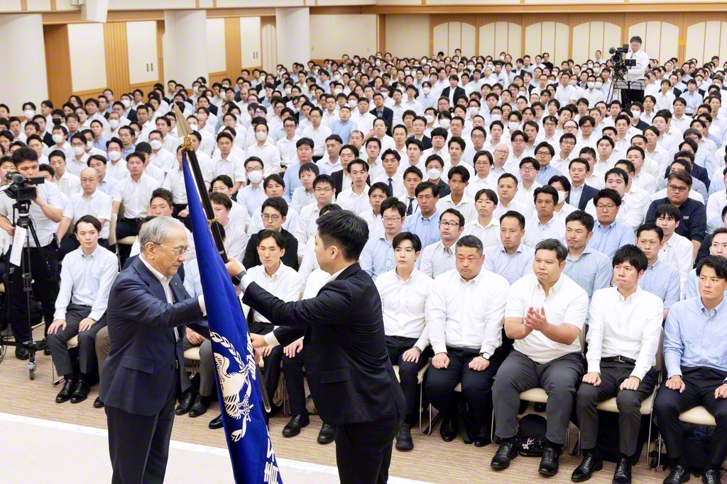 全国代表幹部会では、原田会長から新任の足立男子部長に男子部旗が授与された（金舞会館で）