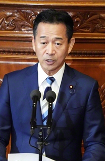 衆院本会議で質問する公明党の岡本三成代表＝国会内で