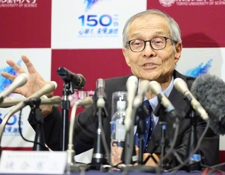 ノーベル化学賞の受賞が決まり、記者会見する東京理科大の硤合憲三名誉教授＝東京都新宿区で